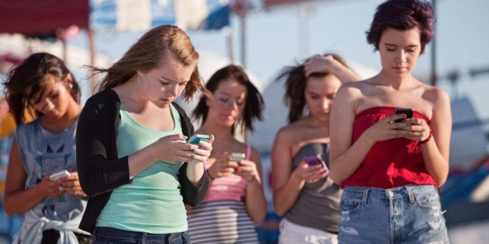 Women More Prone To Smartphone Addiction Than Men