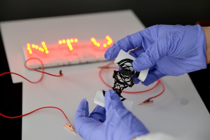 Researchers create customizable, fabric-like power source for wearable electronics
