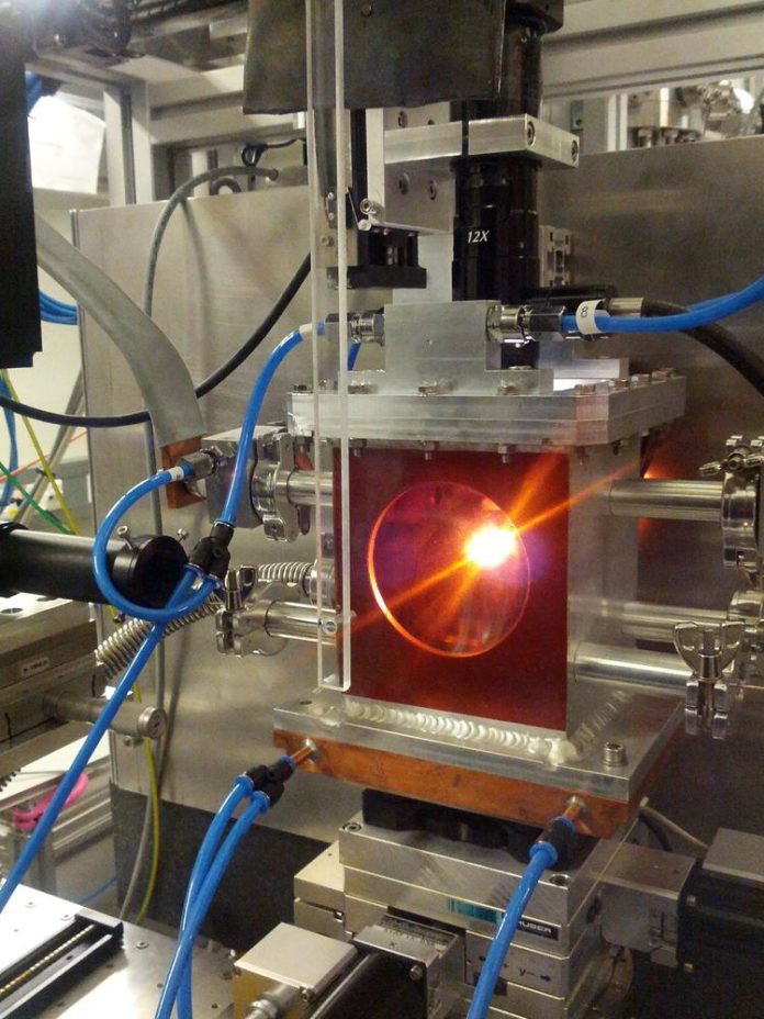 For the measurement, a new experimental set-up developed at DESY allowed to examine the mineral at high temperature and high pressure at the same time. Credit: Hauke Marquardt, BGI/Universität Bayreuth
