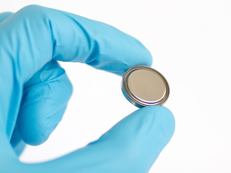 The researchers produced aluminium button cells in the laboratory. The battery case is made of stainless steel coated with titanium nitride on the inside to make it corrosion resistant. (Photograph: ETH Zurich / Kostiantyn Kravchyk)
