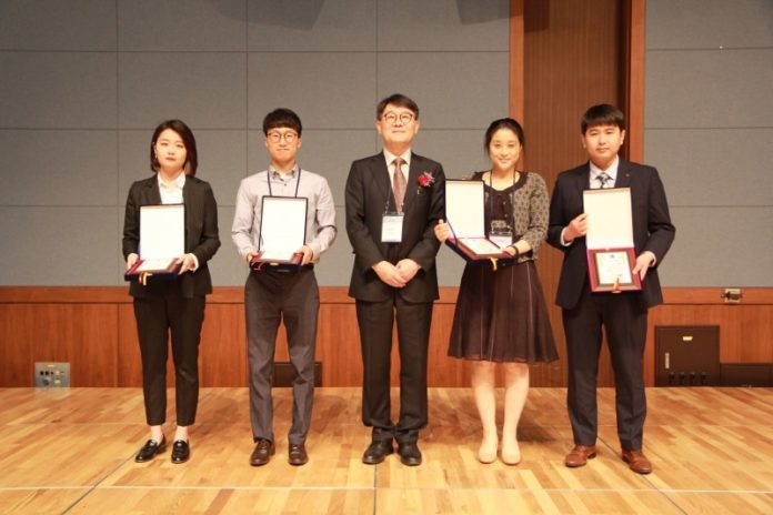 DongHo Jeon (second from left) in the School of Urban and Environmental Engineering, has been awarded the Excellent Presentation Award at the 2018 annual spring symposium of Korea Concrete Institute.