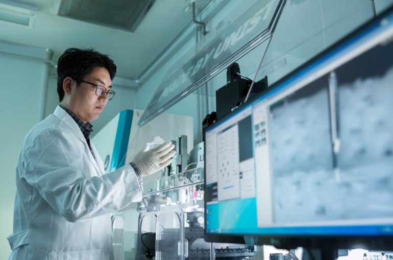 Professor Hyun-Wook Kang in the School of Life Sciences is handling 3D bioprinting equipment at UNIST.