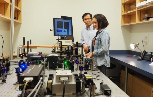 Keng Chou and Qian Liu observe a sample using the super-resolution microscope developed by Chou and patented by UBC