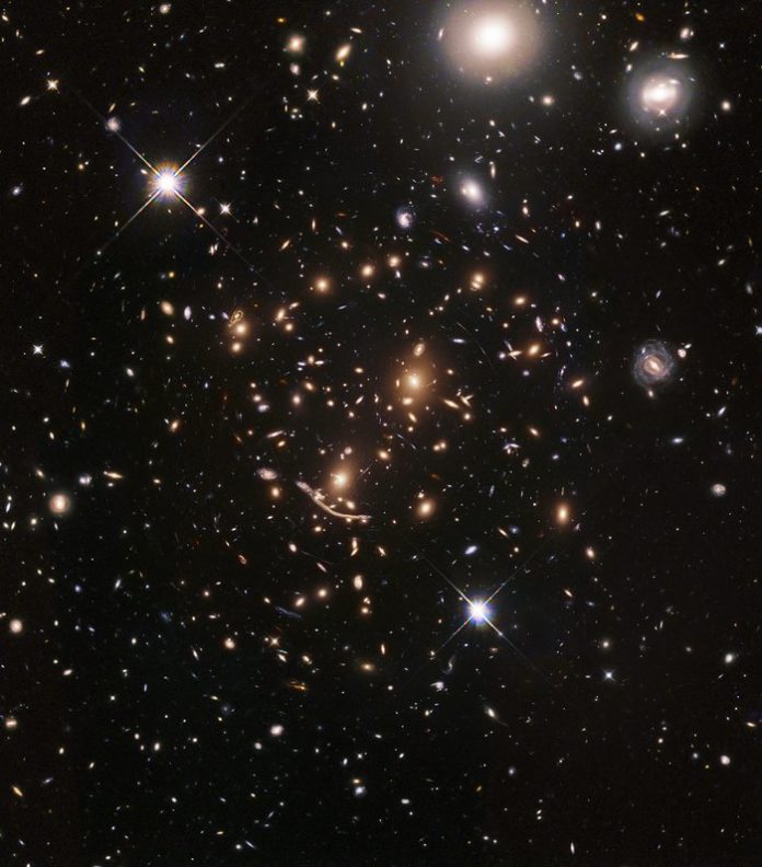 The galaxy cluster Abell 370 was the first target of the BUFFALO survey, which aims to search for some of the first galaxies in the Universe. Credit: NASA, ESA, A. Koekemoer, M. Jauzac, C. Steinhardt, and the BUFFALO team