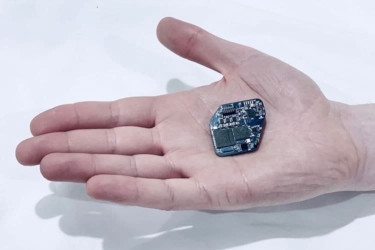 The WAND chip is designed with custom integrated circuits that can record the full signal from both subtle brain waves and strong electrical pulses delivered by the stimulator. (credit: Rikky Muller, UC Berkeley)