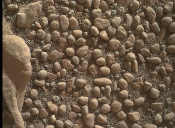 NASA’s Curiosity rover spots a bed of Earth-like pebbles