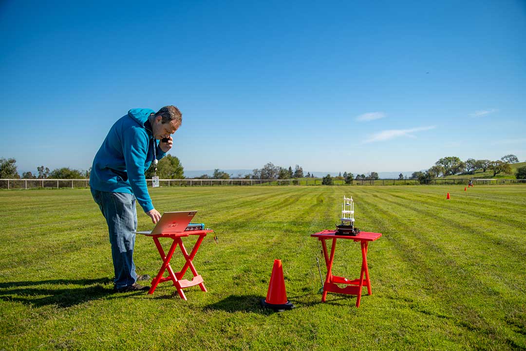 SLAC’s Mark Kemp and his collaborators are testing a new antenna for very low frequency (VLF) radiation by sending signals to a transmitter 100 feet away. (Dawn Harmer/SLAC National Accelerator Laboratory)