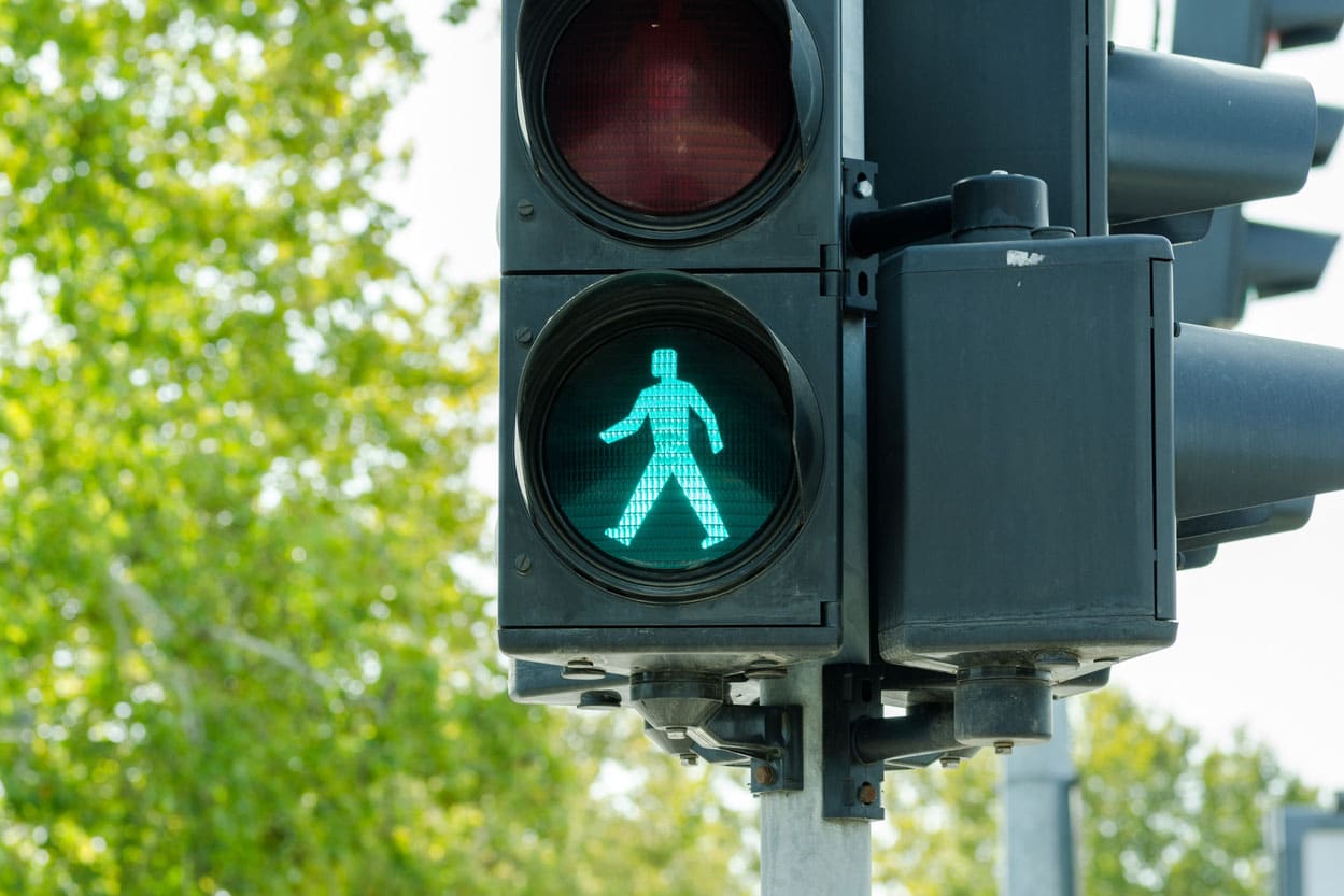 New pedestrian traffic light system knows when you want to cross the street