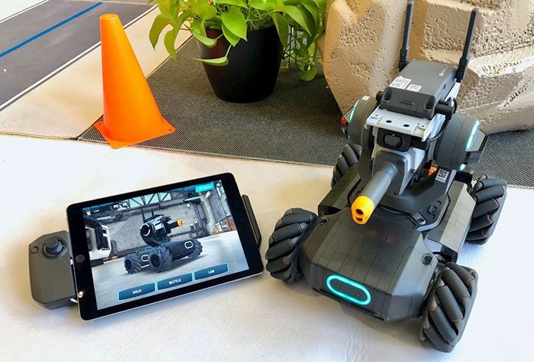 Roving robot can be controlled manually with a smartphone app or dedicated controller./ Image: DJI