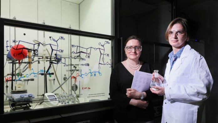 With the help of the TTO (Natalia Giovannini on the left), a hydrogel developed by the Functionalized Biomaterials Group (piloted by Sandrine Gerber) has been licensed. © 2019 Alain Herzog