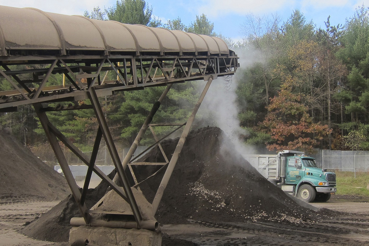 Rinsing heavy metals from contaminated soils using chemical process