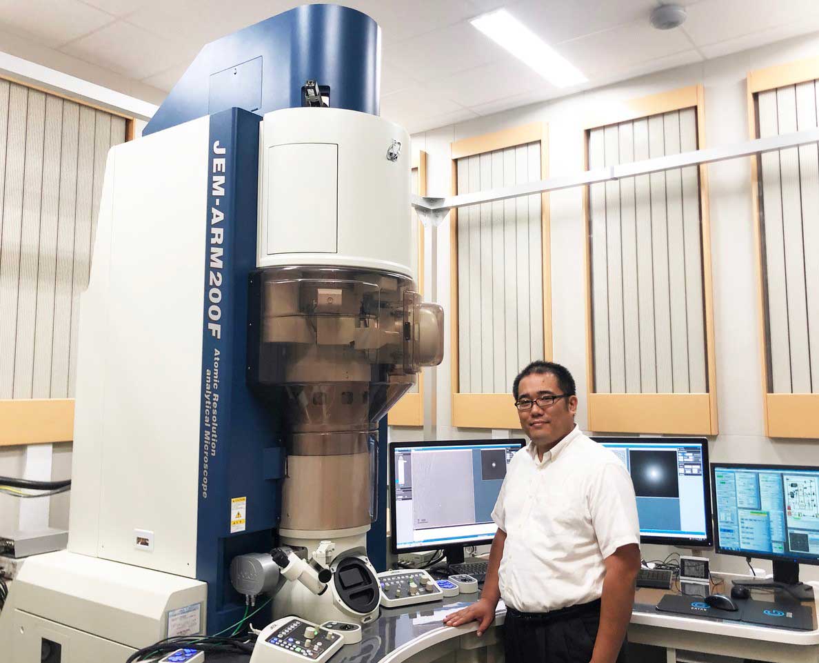 Electron microscope images of the test sample at different magnifications. Image © 2019 Nakamura et al.