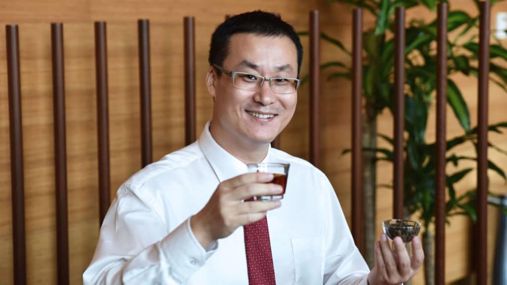 A research team led by Asst Prof Feng Lei from the NUS Department of Psychological Medicine studied brain imaging data of older adults and found that those who consume tea at least four times a week have better brain efficiency. Credit: National University of Singapore