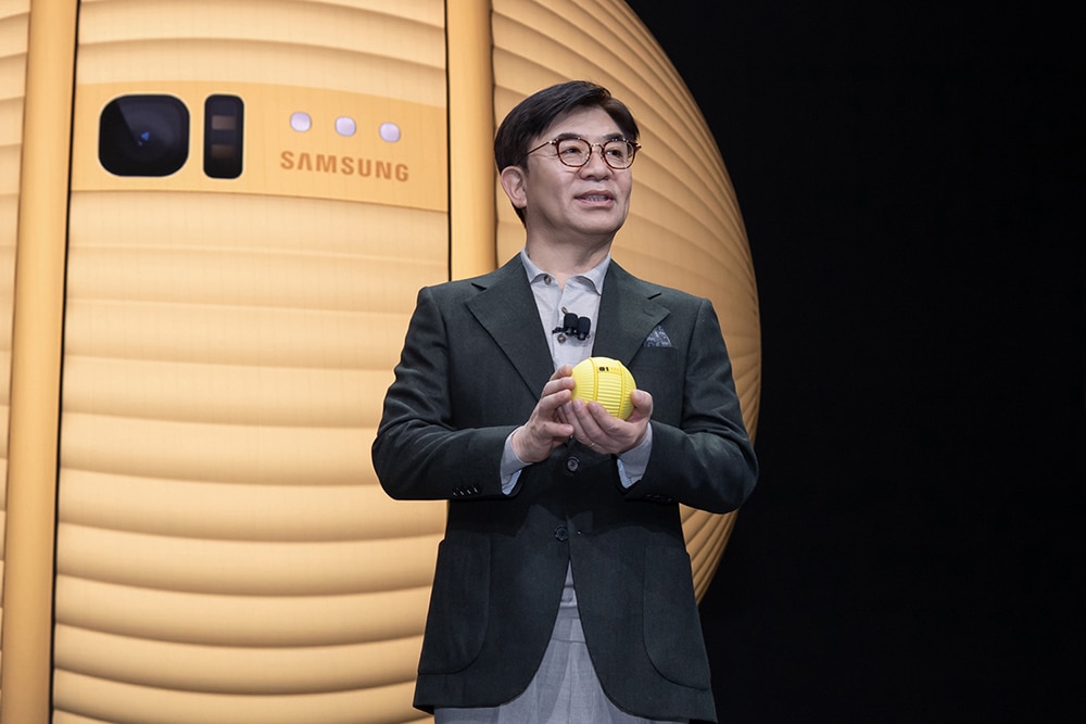 Samsung presented the robot Ballie on stage as part of its presentation at the CES 2020 in Las Vegas.