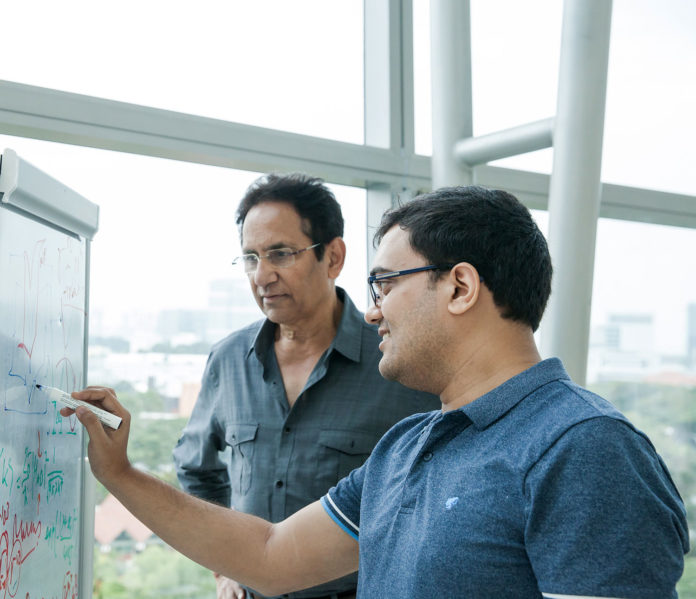 Professor Venkatesan (left) discussing the charge disproportionation mechanism with Dr Sreetosh Goswami (right). Credit: National University of Singapore