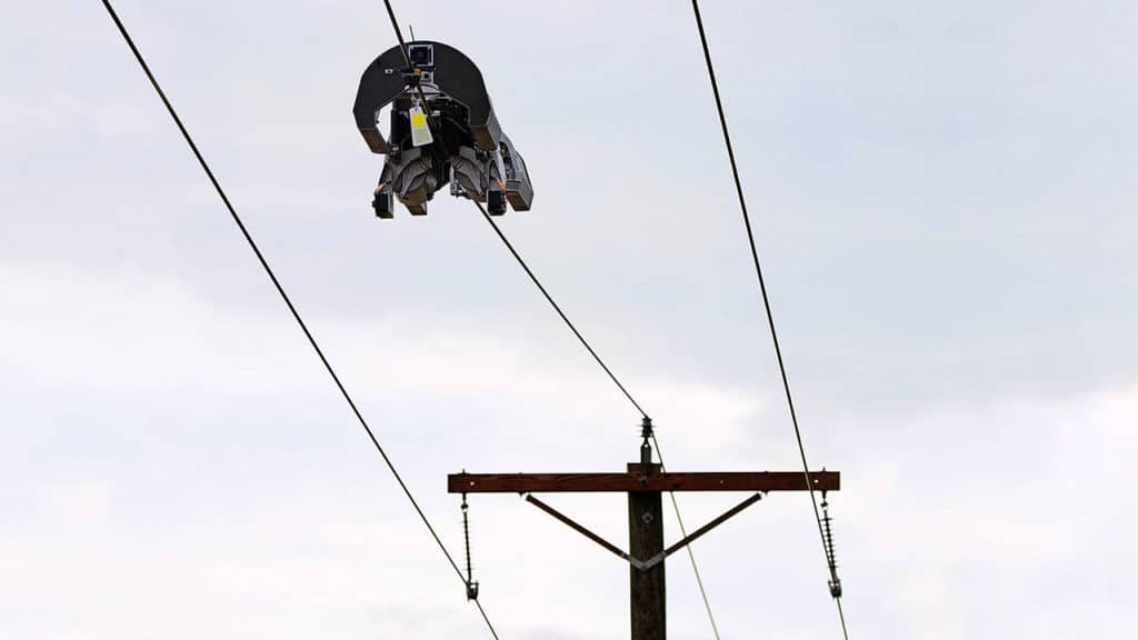 It safely deploys a specialized fiber-optic cable on medium-voltage power lines.