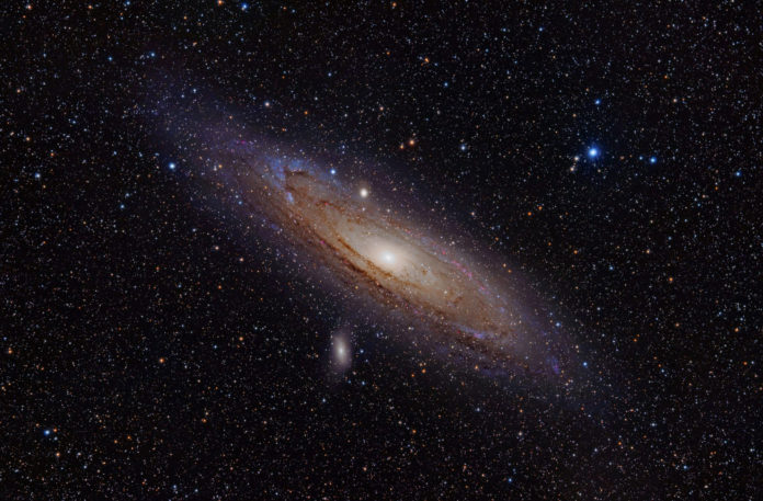 Hubble mapped envelope of gas around Andromeda galaxy