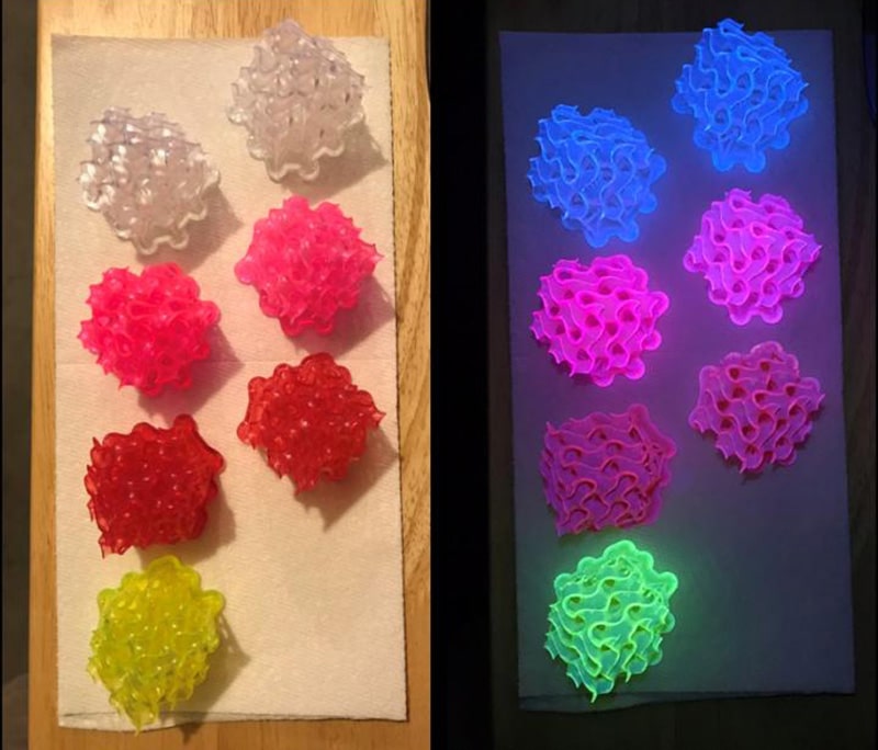 3D printed objects made with the super fluorescent materials under white light and under UV.