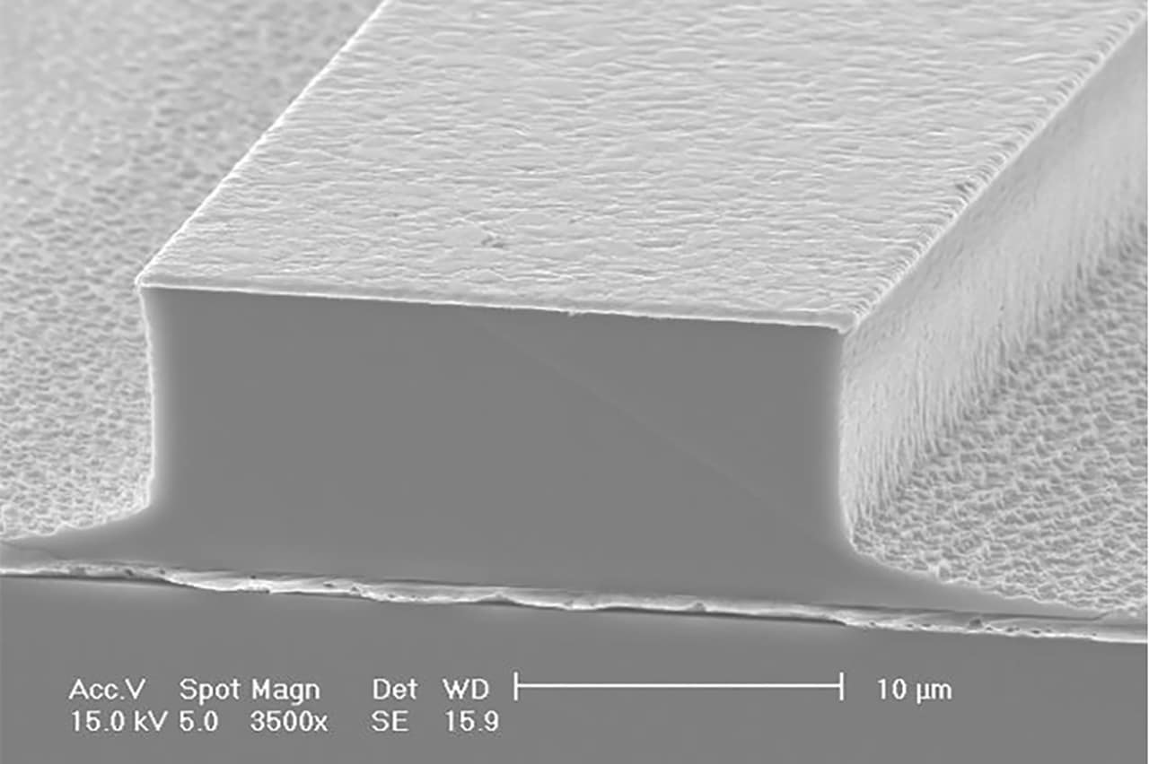 A scanning electron microscope (SEM) image of a terahertz quantum cascade laser (QCL) device.