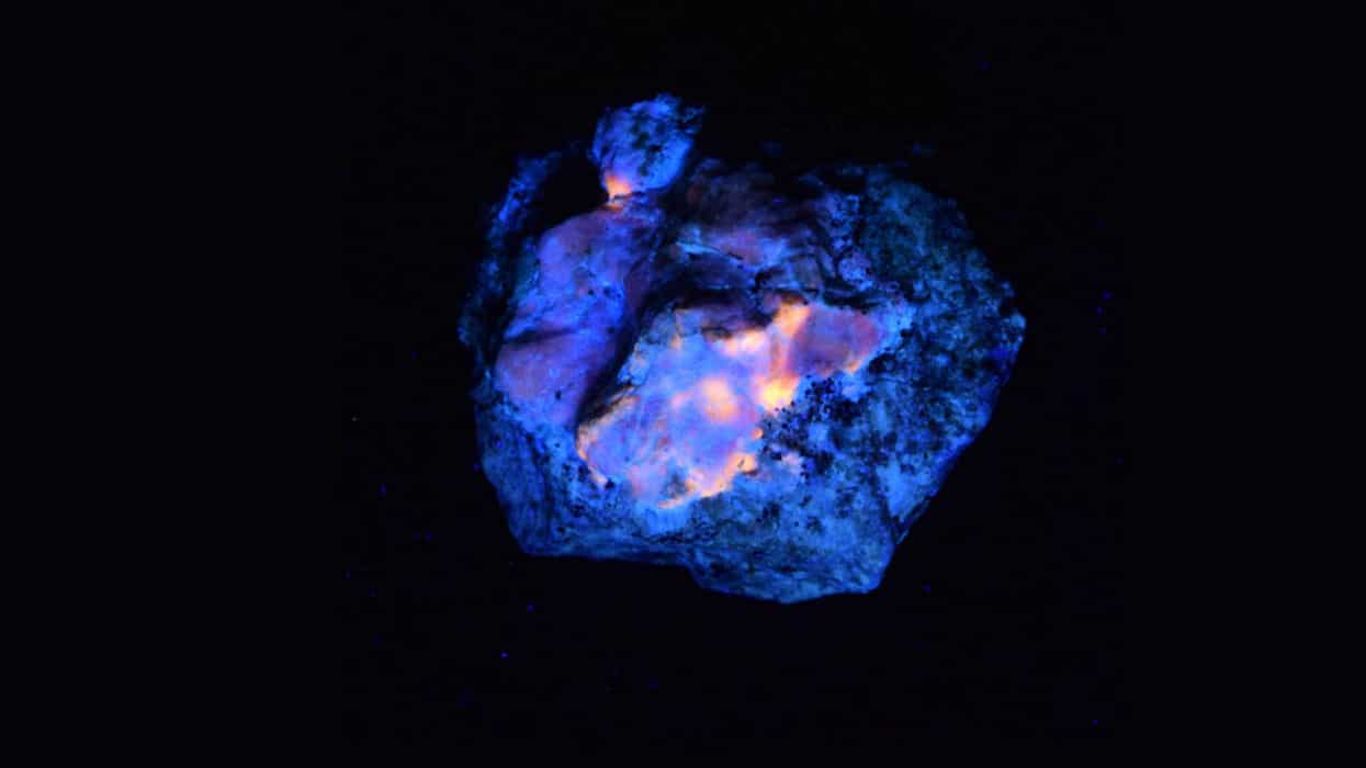 The mystery of a glowing natural stone solved