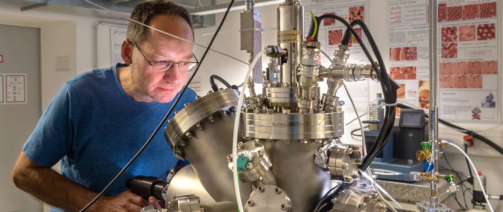 Markus Lackinger transferring a sample inside the ultra-high vacuum chamber by means of a vacuum grabber. This vacuum chamber contains all facilities for preparing and analyzing samples under vacuum