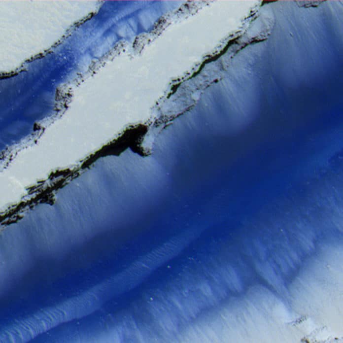 Volcanic trenches on Mars
