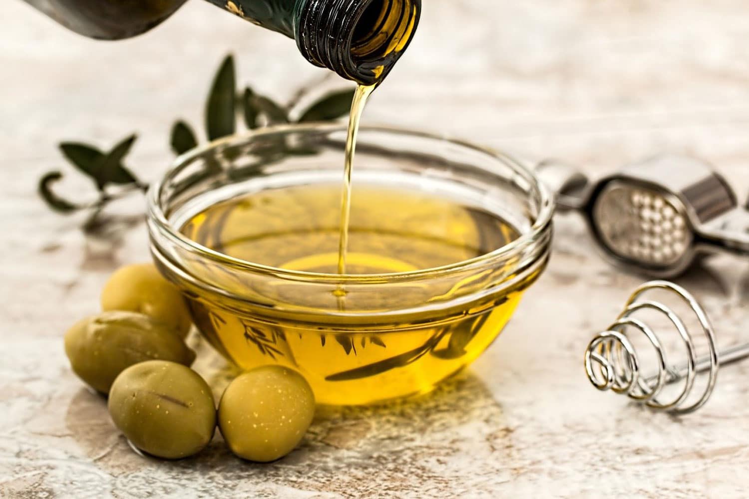 Olive oil consumption lowers the risk of premature death thumbnail