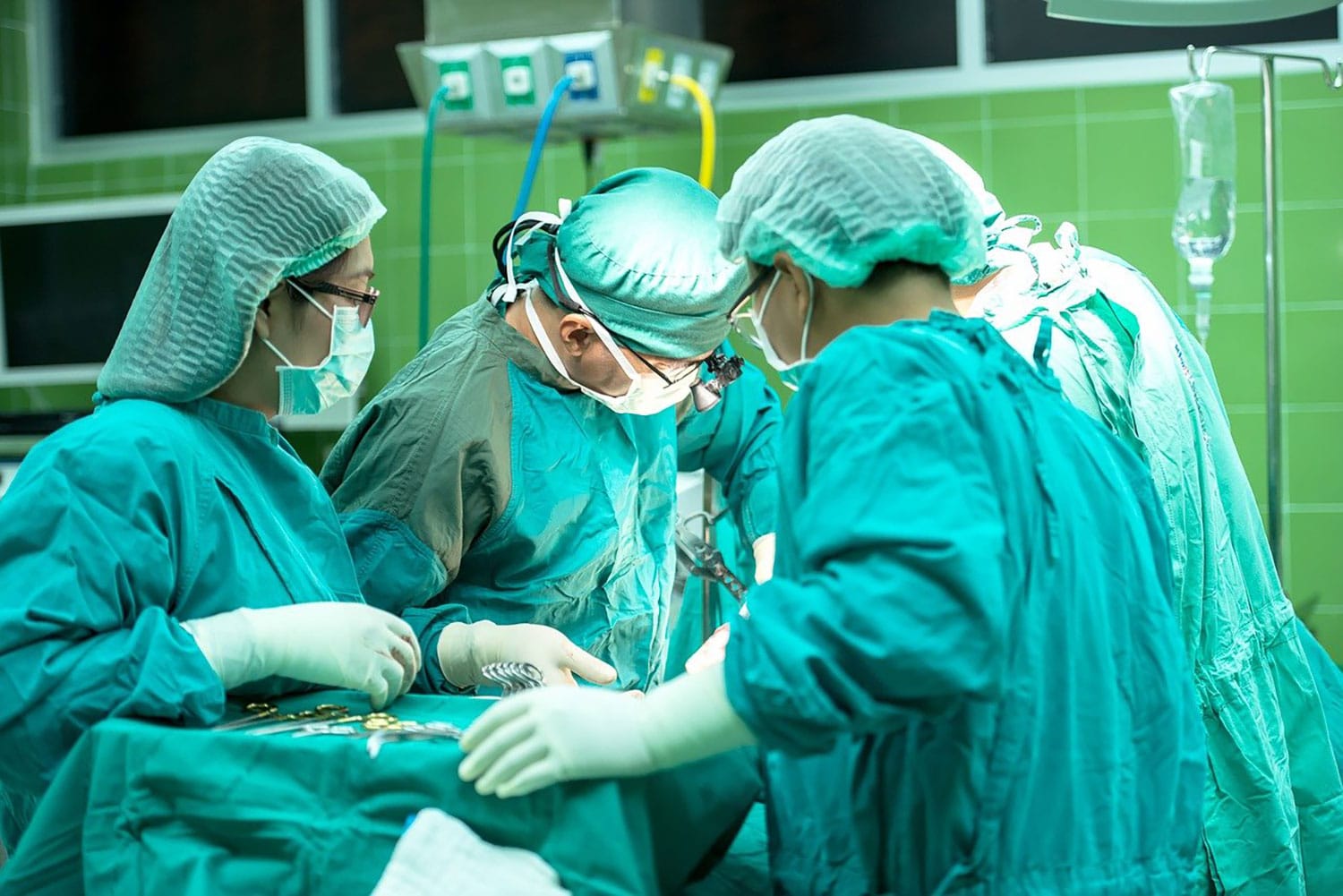 Image showing doctors performing surgery