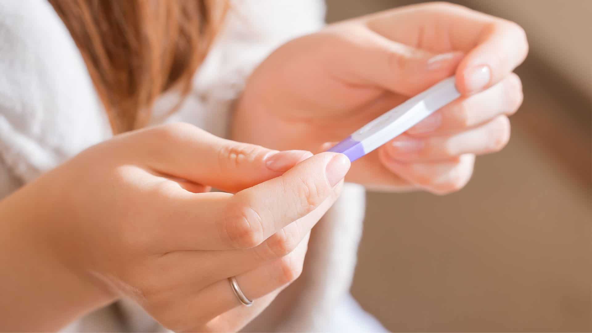 Image showing woman handling pregnancy test