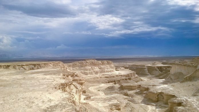 Sediments formed in the Lisan lake during lake level highstand between ca 24.000 and 14.000 years ago. Today, these lacustrine deposits are found more than 200 metres above the water level of the Dead Sea. View from Masada across the Dead Sea.