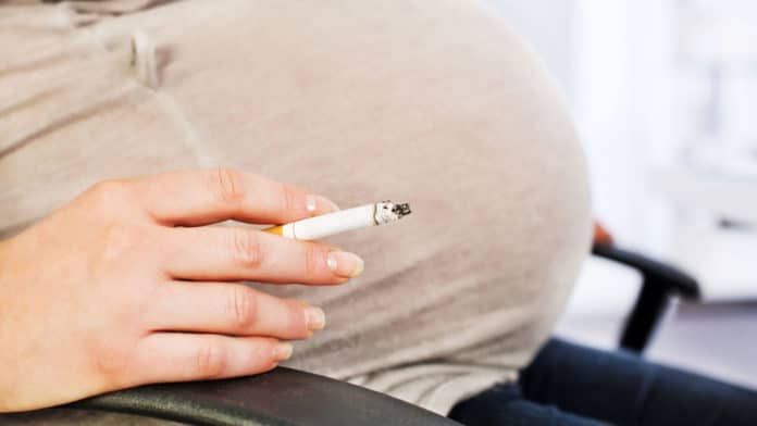 Image showing pregnant women holding cigarette