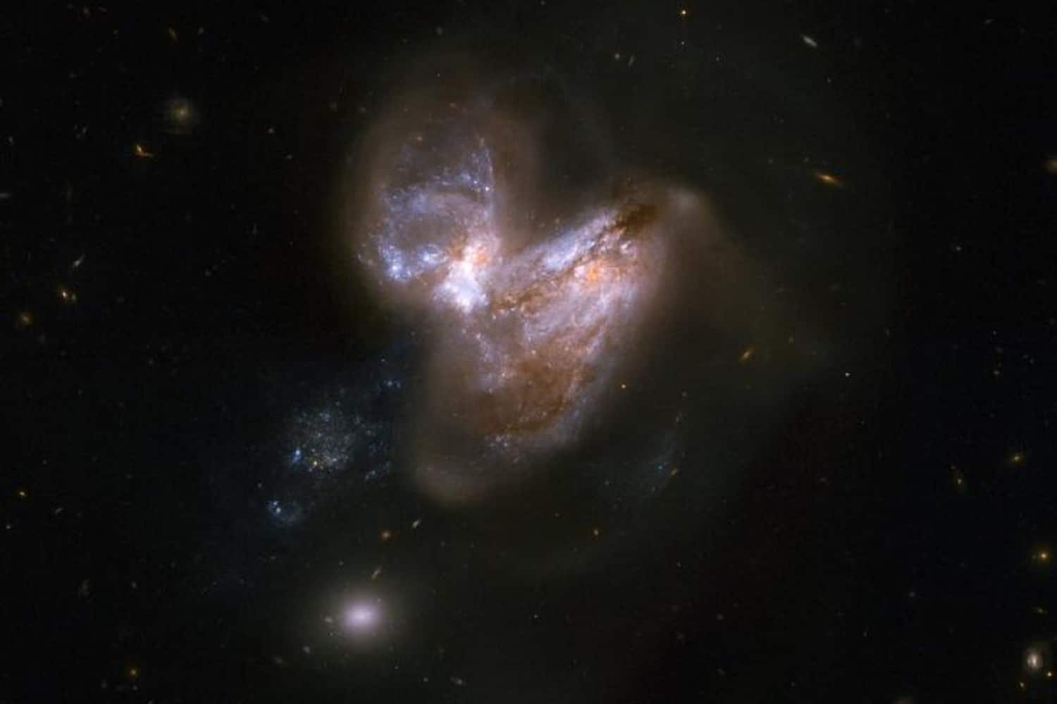 IC 694 y NGC 3690