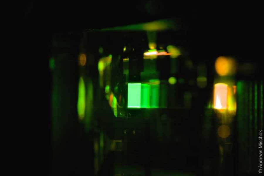 Polariton OLED with green appearance