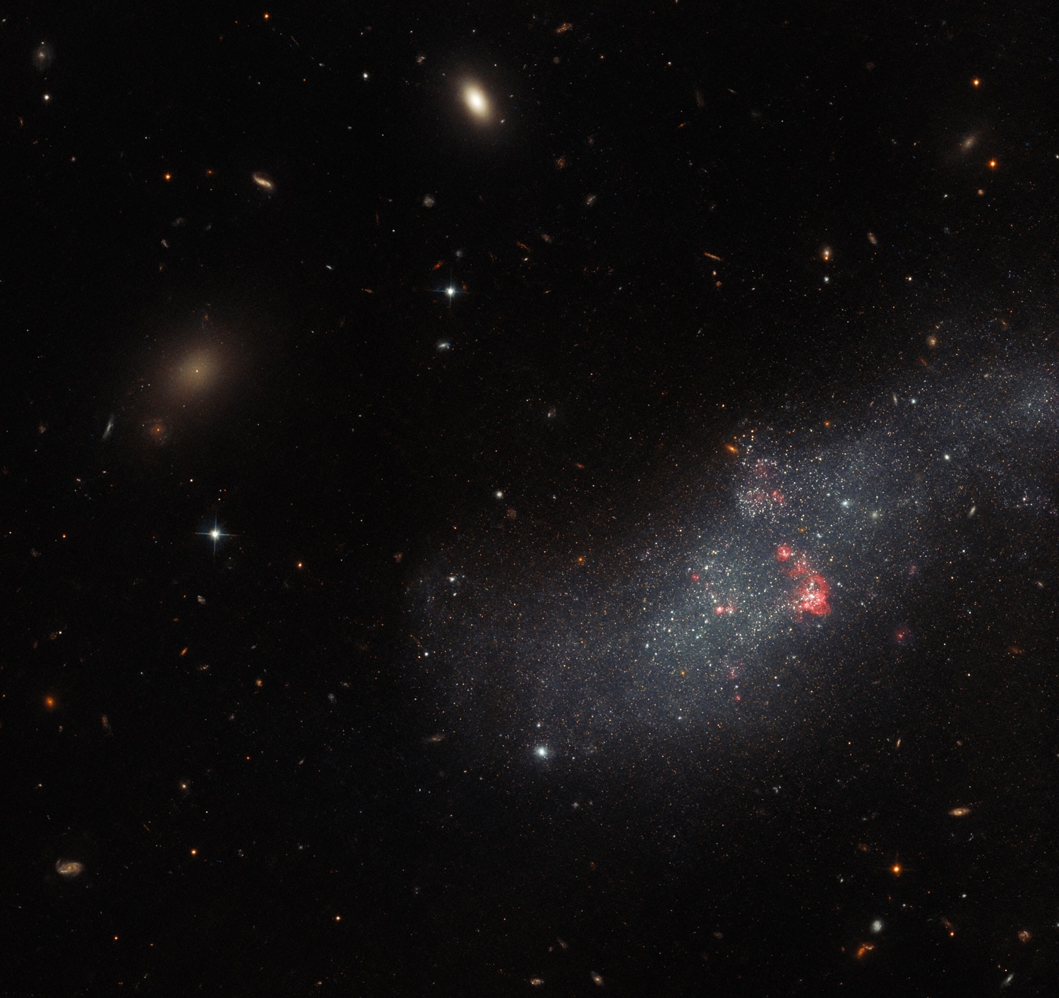 Hubble ve una pequeña galaxia enana sin estructura definida