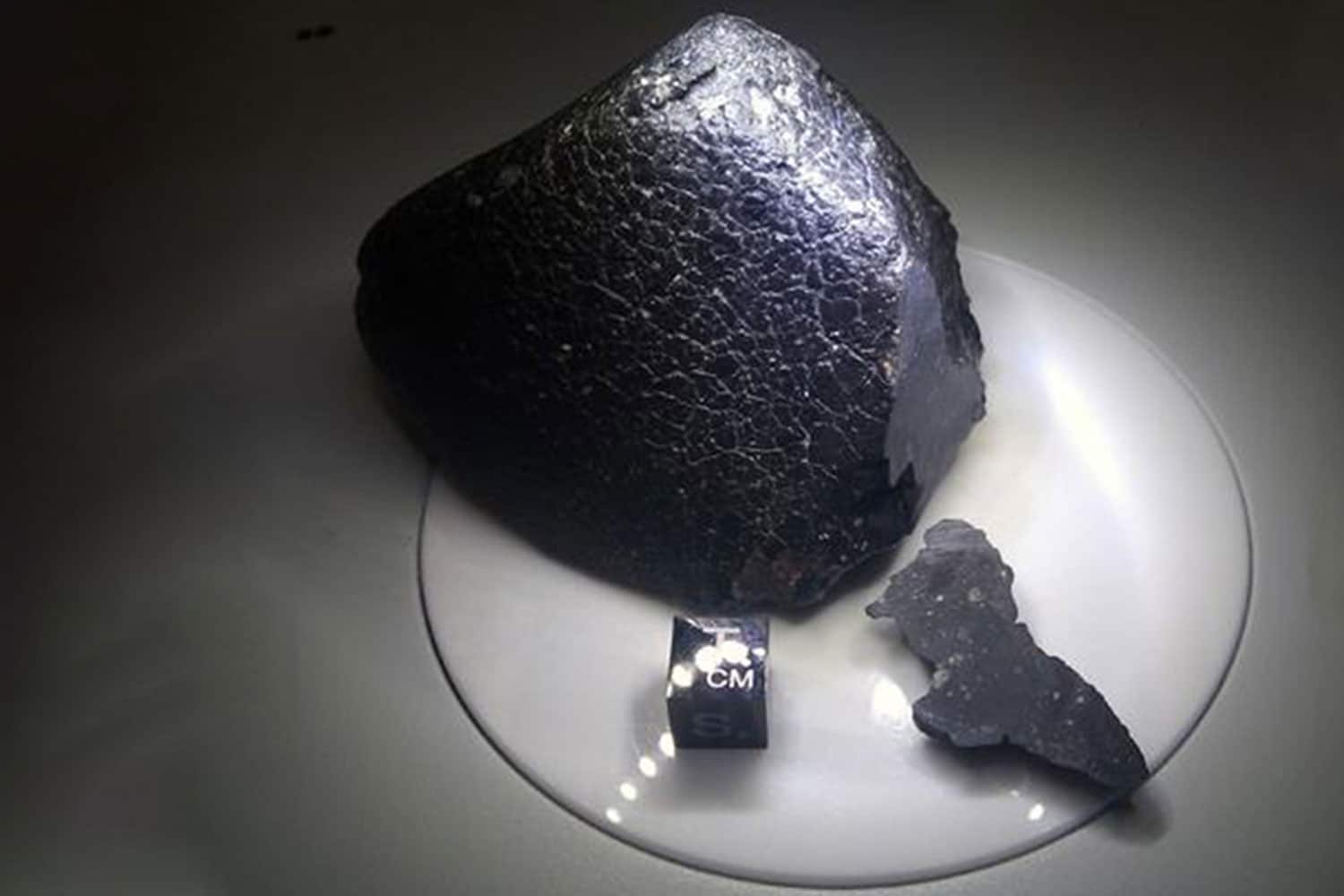 Imanes de mano simples borran la memoria magnética del meteorito