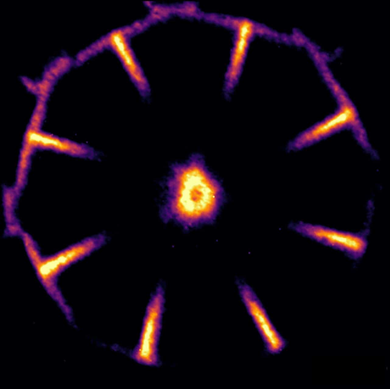 Ученые создали яркое кольцо вокруг черной дыры в лаборатории