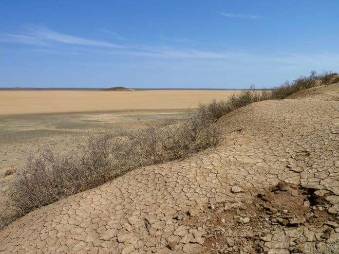 View across a now-dry lakebed near Swartkolkvloer