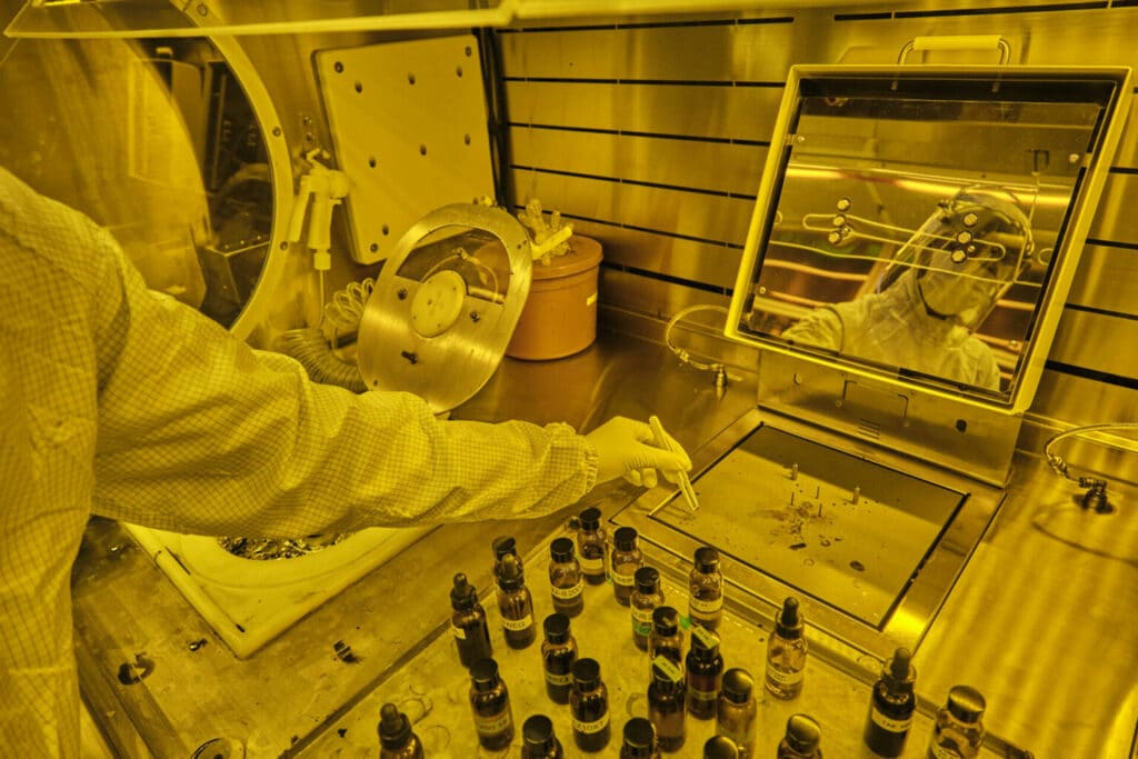 The device was prepared in the protective atmosphere of KAUST’s specialized nanofabrication laboratory.