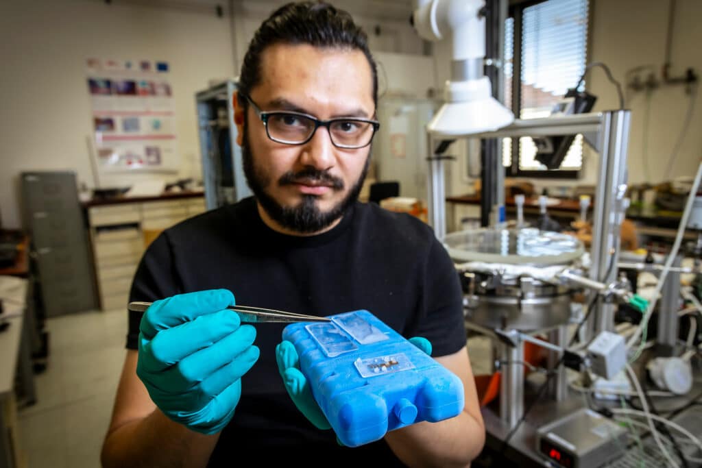 A wide range of applications are conceivable for this new type of coating, for example in the aviation industry (shown in the photo: Gabriel Hernández Rodríguez with deep-frozen samples of coated acrylic glass).