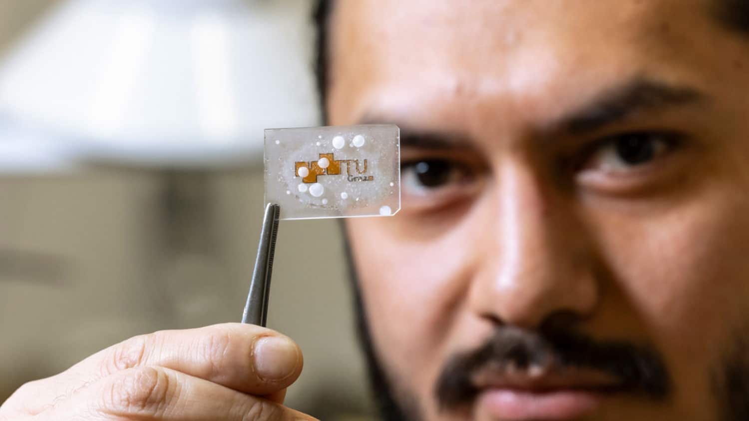 The ice-repellent coating is wafer-thin. For their experiments, Anna Maria Coclite and Gabriel Hernández Rodríguez (pictured here) applied it in thicknesses between 300 and 500 nanometres.
