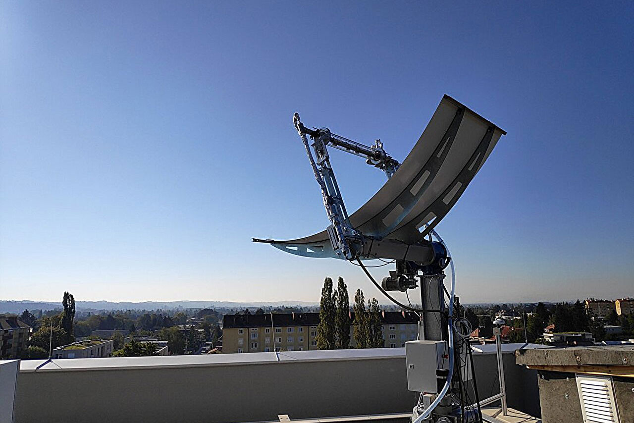 The parabolic trough solar module in test operation on the roof of the Institute of Electrical Measurement and Sensor Systems at TU Graz.