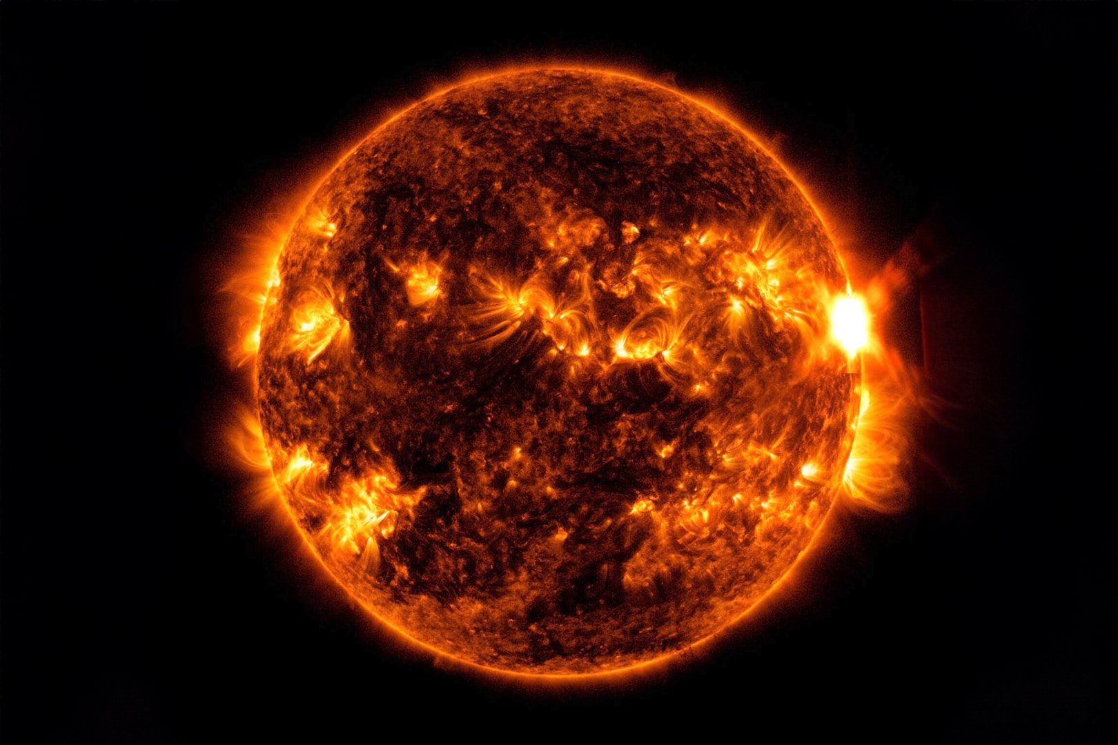This image, taken on Aug. 5, 2023, shows a blend of extreme ultraviolet light that highlights the intensely hot material in flares and which is colorized in red and orange. (cr: NASA/GSFC/SDO)