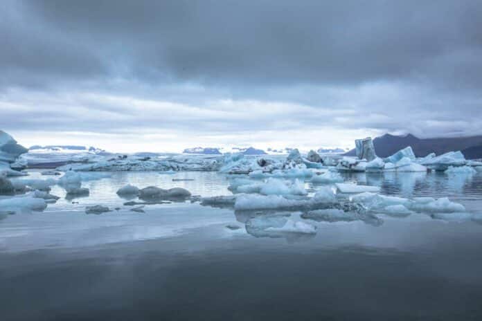 Breathtaking shot of a beautiful cold landscape in jokulsarlon, iceland
