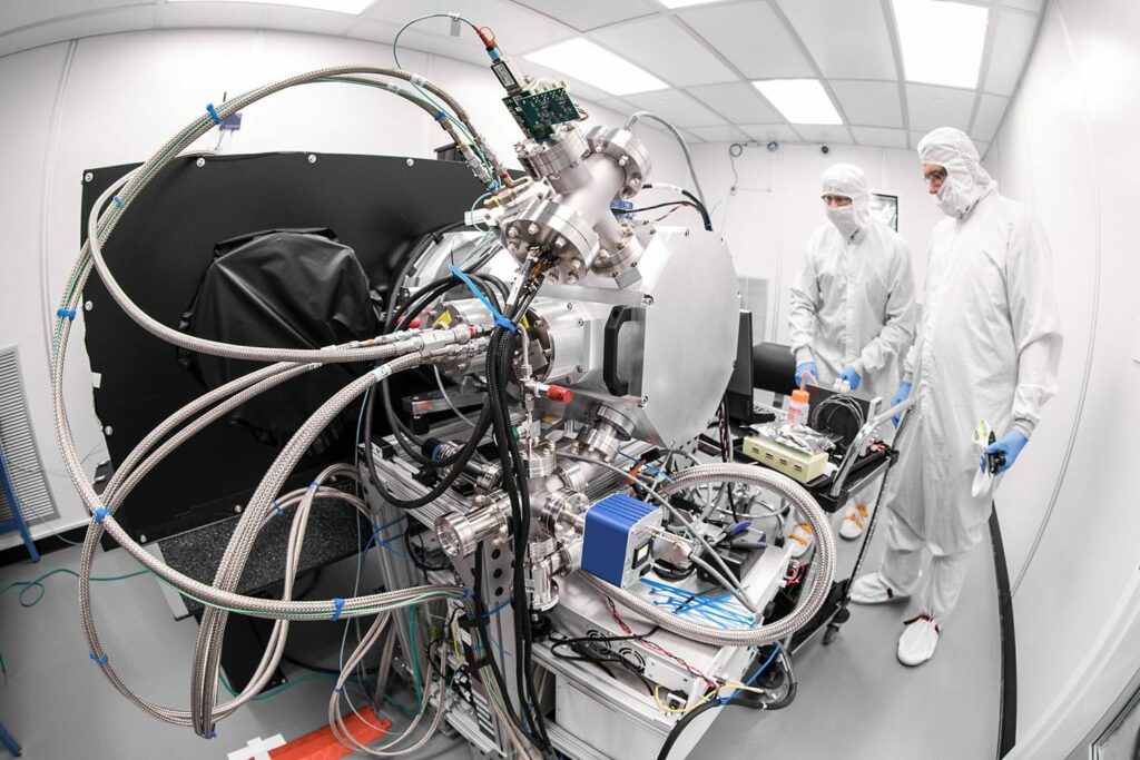 En la sala limpia de la cámara LSST, los científicos de SLAC prueban una serie de sensores CCD en una versión reducida del criostato de la cámara.  Crédito: Andy Freeberg/Laboratorio Nacional de Aceleradores SLAC